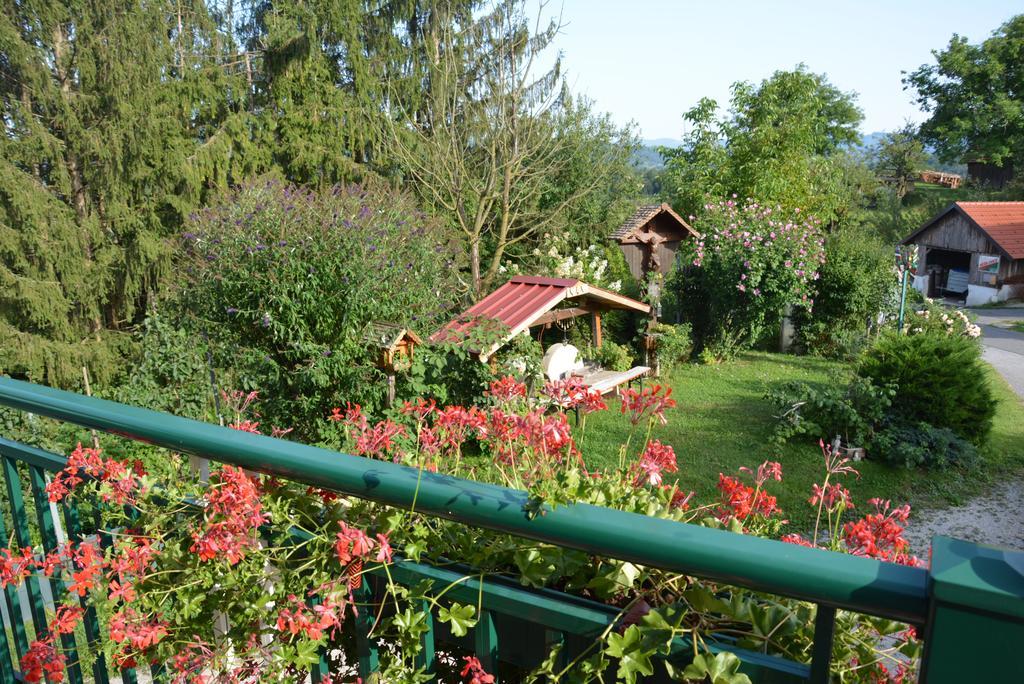 Gaestehaus Schmid Apartment Sankt Johann im Saggautal Exterior foto